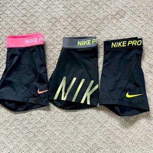 Cute neon accent Nike pros!